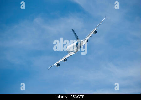 Aerodromo di Farnborough Hampshire, Regno Unito. Il 18 luglio 2014. Il salone aerospaziale internazionale è il Regno Unito il più grande evento nel settore aerospaziale e della difesa, del calendario che si tiene ogni due anni. Airbus A380 volo dimostrativo. Credito: Malcolm Park editoriale/Alamy Live News. Foto Stock