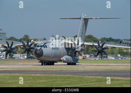 Aerodromo di Farnborough Hampshire, Regno Unito. Il 18 luglio 2014. Il salone aerospaziale internazionale è il Regno Unito il più grande evento nel settore aerospaziale e della difesa, del calendario che si tiene ogni due anni. Airbus A400M Atlas per il trasporto militare volo dimostrativo. Credito: Malcolm Park editoriale/Alamy Live News. Foto Stock