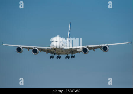 Aerodromo di Farnborough Hampshire, Regno Unito. Il 18 luglio 2014. Il salone aerospaziale internazionale è il Regno Unito il più grande evento nel settore aerospaziale e della difesa, del calendario che si tiene ogni due anni. Airbus A380 sull approccio finale dopo un volo dimostrativo. Credito: Malcolm Park editoriale/Alamy Live News. Foto Stock