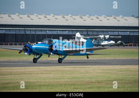 Aerodromo di Farnborough Hampshire, Regno Unito. Il 18 luglio 2014. Il salone aerospaziale internazionale è il Regno Unito il più grande evento nel settore aerospaziale e della difesa, del calendario che si tiene ogni due anni. Avro Anson volo dimostrativo. Credito: Malcolm Park editoriale/Alamy Live News. Foto Stock