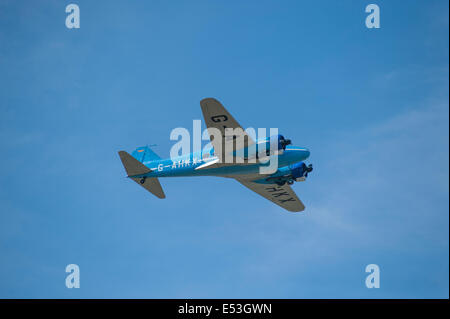 Aerodromo di Farnborough Hampshire, Regno Unito. Il 18 luglio 2014. Il salone aerospaziale internazionale è il Regno Unito il più grande evento nel settore aerospaziale e della difesa, del calendario che si tiene ogni due anni. Avro Anson volo dimostrativo. Credito: Malcolm Park editoriale/Alamy Live News. Foto Stock