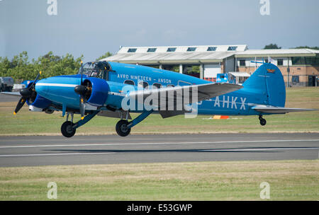 Aerodromo di Farnborough Hampshire, Regno Unito. Il 18 luglio 2014. Il salone aerospaziale internazionale è il Regno Unito il più grande evento nel settore aerospaziale e della difesa, del calendario che si tiene ogni due anni. Avro Anson volo dimostrativo. Credito: Malcolm Park editoriale/Alamy Live News. Foto Stock