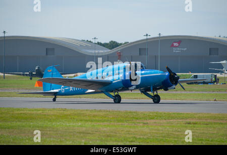 Aerodromo di Farnborough Hampshire, Regno Unito. Il 18 luglio 2014. Il salone aerospaziale internazionale è il Regno Unito il più grande evento nel settore aerospaziale e della difesa, del calendario che si tiene ogni due anni. Avro Anson dimostrazione. Credito: Malcolm Park editoriale/Alamy Live News. Foto Stock