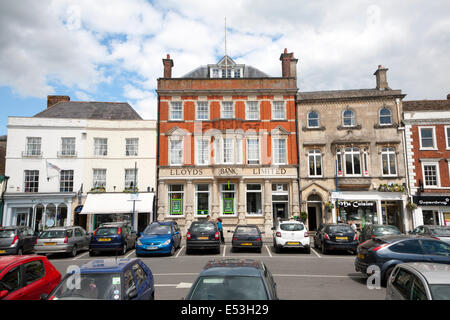 Lloyds Bank Limited edificio e negozi in luogo di mercato, Devizes, Wiltshire, Inghilterra Foto Stock