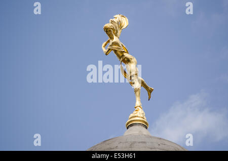 Statua dorata di Ariel lo spirito dell'aria su una cupola sopra la banca di Inghilterra nella città di Londra. Foto Stock