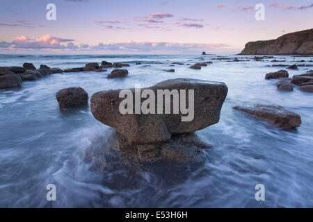 Jurassic rock formazione e la vista verso il nero Nab a Saltwick Bay, Whitby, North Yorkshire, Regno Unito Foto Stock