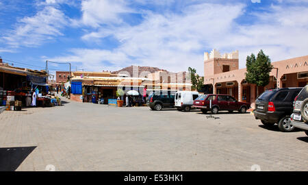 Tafraoute,famoso per la produzione di pantofole,ceste, abbigliamento, gioielli si spegne,circostante paesaggio di montagna,inferiore Atlante,Marocco Foto Stock