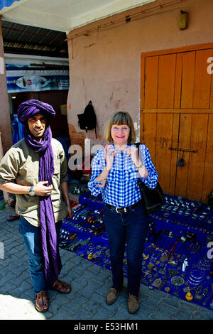 Tafraoute,famoso per la produzione di pantofole,ceste, abbigliamento, gioielli si spegne,circostante paesaggio di montagna,inferiore Atlante,Marocco Foto Stock