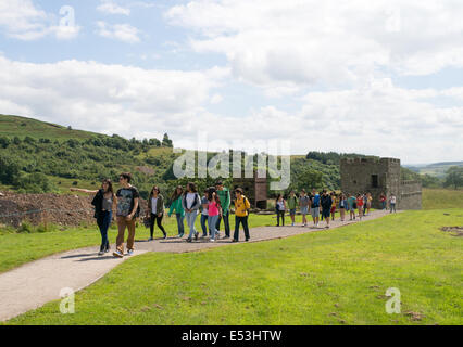 Un gruppo di giovani visitatori di Vindolanda Roman Fort, Northumberland England Regno Unito Foto Stock