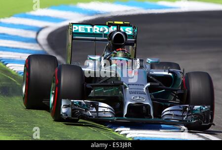 Hockenheim, Germania. 19 Luglio, 2014. Tedesco di Formula One driver Nico Rosberg del team Mercedes AMG manzi la sua vettura durante le prove di qualificazione a l'Hockenheimring race track di Hockenheim, in Germania, il 19 luglio 2014. Il Gran Premio di Formula Uno di Germania avrà luogo il 20 luglio 2014 all'Hockenheimring. Foto: Jens BUETTNER/DPA/Alamy Live News Foto Stock