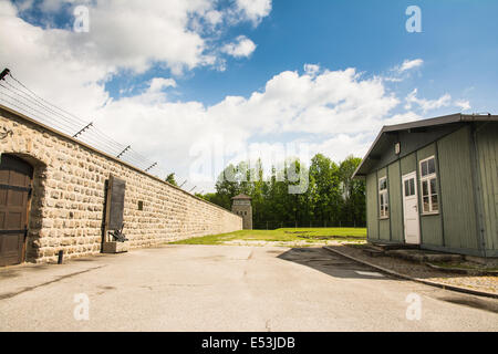 Mauthausen,Austria-May 10,2014:parete e i prigionieri la caserma dei visto da dentro il campo di concentramento durante una giornata di sole Foto Stock