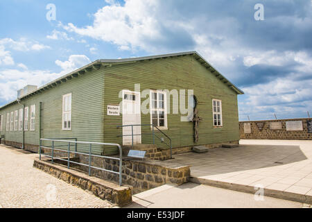 Mauthausen,Austria-May 10,2014:i prigionieri' caserma visto da dentro il campo di concentramento di Mauthausen in Austria durante un Foto Stock