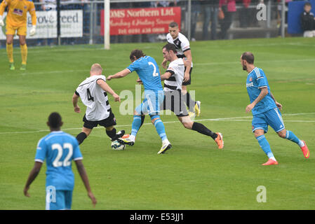 Darlington, Regno Unito. 19 Luglio, 2014. Sunderlands Billy Jones (2) contestata da Darlington defender Tom Portas (4) durante la pre-stagione amichevole tra Darlington e Sunderland presso Heritage Park a Bishop Auckland. Credito: Azione Sport Plus/Alamy Live News Foto Stock
