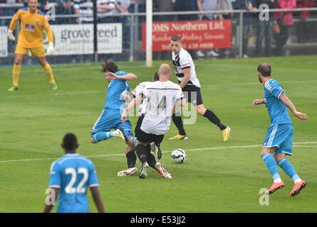 Darlington, Regno Unito. 19 Luglio, 2014. Sunderlands Billy Jones (2) contestata da Darlington defender Tom Portas (4) durante la pre-stagione amichevole tra Darlington e Sunderland presso Heritage Park a Bishop Auckland. Credito: Azione Sport Plus/Alamy Live News Foto Stock