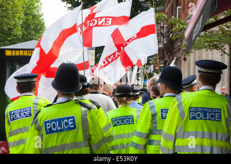 Cricklewood, Londra, 19 luglio 2014. Pastore di polizia 13 anti-islamisti dalla "Sud Est Alliance' lontano dalla loro dimostrazione contro gli uffici di Londra di Egitto la Fratellanza musulmana. Credito: Paolo Davey/Alamy Live News Foto Stock