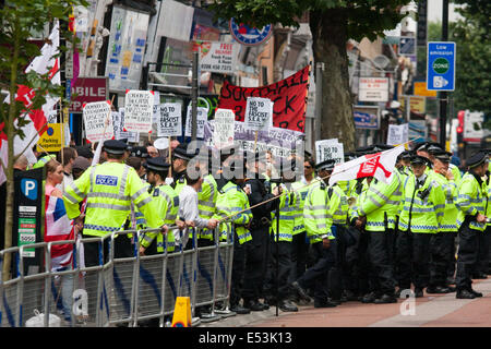 Cricklewood, Londra, 19 luglio 2014. Un gran numero di forze di polizia tengono i punteggi di contro-manifestanti separato da una protesta da parte di circa 13 di estrema destra anti-islamisti dalla "Sud Est Alliance' Come essi dimostrano al di fuori degli uffici di Londra di Egitto la Fratellanza musulmana. Credito: Paolo Davey/Alamy Live News Foto Stock