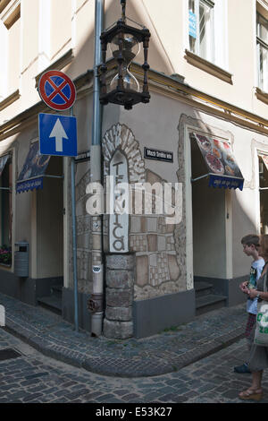 Piccolo ristorante del tè nella Città Vecchia, la città di Riga Lettonia Foto Stock