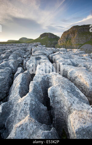 Pavimentazione di pietra calcarea sopra Watlowes Valle Secca, Malham, Yorkshire Dales, North Yorkshire, Regno Unito Foto Stock