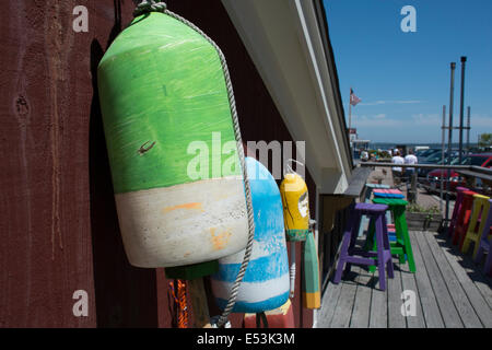 Maine, Bar Harbor. Colorate trappola di aragosta boe appeso alla parete. Foto Stock