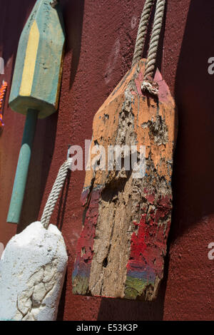 Maine, Bar Harbor. Aragosta vecchia trappola in legno boe appeso alla parete. Foto Stock