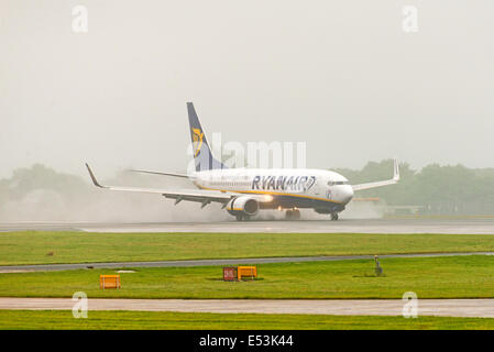 Aeroporto di Manchester in pioggia e nebbia arrivi e partenze Foto Stock