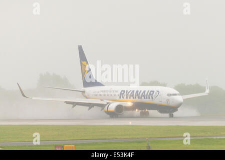 Aeroporto di Manchester in pioggia e nebbia arrivi e partenze Foto Stock