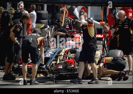 Hockenheim, Germania. 19 Luglio, 2014. Francese Formula One racing driver Romain Grosjean dal team Lotus manzi la sua auto attraverso la pit lane durante il associati alla promozione all'Hockenheimring race track di Hockenheim, in Germania, il 19 luglio 2014. Il Gran Premio di Formula Uno di Germania avrà luogo il 20 luglio 2014 all'Hockenheimring. Foto: DAVID EBENER/DPA/piscina/dpa/Alamy Live News Foto Stock
