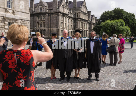 Gli studenti sul giorno di graduazione nella piazza principale di cap e gli abiti di ricevere i loro certificati, il Trinity College di Dublino, Irlanda Foto Stock