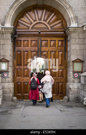 Le donne musulmane che entra attraverso l'ingresso principale al Trinity college dal College Green nella città di Dublino, Irlanda. Foto Stock