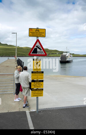 I passeggeri in attesa di bordo dell'isola di Raasay Calmac veicolo e traghetti passeggeri a Sconser Isola di Skye in Scozia UK Foto Stock