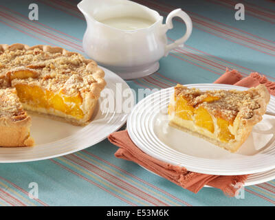 Pesche Tortino di crema American home realizzato dessert Foto Stock