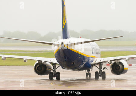 Aeroporto di Manchester in pioggia e nebbia arrivi e partenze Foto Stock