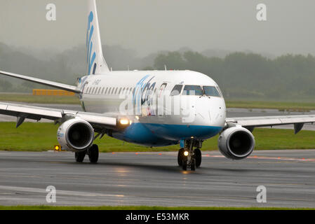 Aeroporto di Manchester in pioggia e nebbia arrivi e partenze Foto Stock