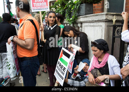 Londra, Regno Unito. Sabato 19 Luglio 2014. Pro-Palestinian manifestanti nella loro decine di migliaia di marzo attraverso il centro di Londra all'Ambasciata di Israele in segno di protesta contro l'offensiva militare a Gaza da parte di Israele. Famiglia esaurito a causa il digiuno del Ramadan. Credito: Michael Kemp/Alamy Live News Foto Stock