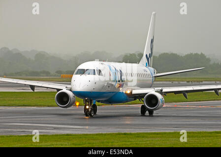 Aeroporto di Manchester in pioggia e nebbia arrivi e partenze Foto Stock