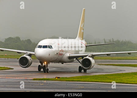 Aeroporto di Manchester in pioggia e nebbia gli arrivi e le partenze dei voli aerei di linea vacanze pista di decollo degli aeromobili di calore. Aeroporto di Manchester Foto Stock