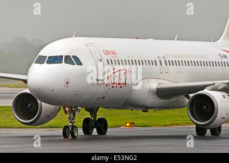 Aeroporto di Manchester in pioggia e nebbia gli arrivi e le partenze dei voli aerei di linea vacanze pista di decollo degli aeromobili di calore. Aeroporto di Manchester Foto Stock