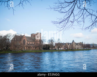 La cattedrale di Sant'Andrea vista sul fiume Ness Foto Stock