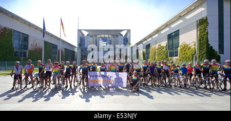 Berlino, Germania. 19 Luglio, 2014. Circa 40 cosiddetto pacemaker su biciclette pongono di fronte alla Cancelleria federale definitivo per una foto di gruppo a Berlino, Germania, 19 luglio 2014. I ciclisti aveva iniziato a Stoccarda a pochi giorni fa e percorsa una distanza di 666 km a protestare per un mondo libero da armi nucleari. Foto: SOEREN STACHE/DPA/Alamy Live News Foto Stock