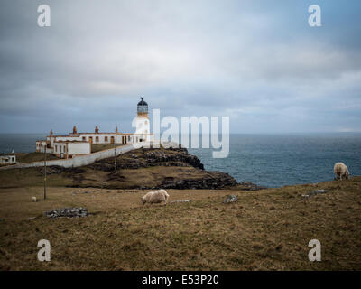 Neist Point cape e il faro Foto Stock