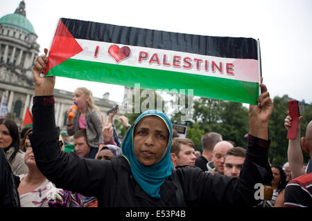 Belfast City Hall,Sabato, 19 luglio 2014. Una donna di tenere un "Io amo la Palestina" banner in ICTU Rally dove ci sono state richieste per un cessate il fuoco immediato a Gaza Credito: Bonzo Alamy/Live News Foto Stock