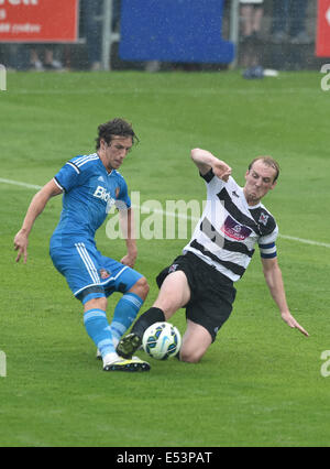 Darlington, Regno Unito. 19 Luglio, 2014. Darlington defender Gary Brown (2) affronta Sunderlands Billy Jones (2) durante la pre-stagione amichevole tra Darlington e Sunderland presso Heritage Park a Bishop Auckland. Credito: Azione Sport Plus/Alamy Live News Foto Stock