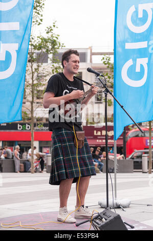 Stazione di King Cross, Londra, UK, 19 luglio 2014. Giovani musicisti di competere con il lancio di concerti Big Busk, IL REGNO UNITO il più grande musica di strada la concorrenza. Il vincitore sarà incoronato Busker dell'anno. La manifestazione è organizzata dal sindaco di Londra ed è parte del #BackBusking campagna. Nella foto : Louis Rive da Edimburgo, suonando il mandolino Credit: Stephen Chung/Alamy Live News Foto Stock