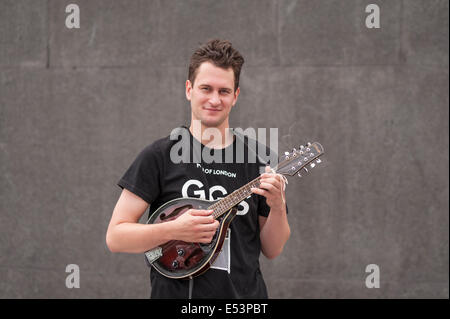 Stazione di King Cross, Londra, UK, 19 luglio 2014. Giovani musicisti di competere con il lancio di concerti Big Busk, IL REGNO UNITO il più grande musica di strada la concorrenza. Il vincitore sarà incoronato Busker dell'anno. La manifestazione è organizzata dal sindaco di Londra ed è parte del #BackBusking campagna. Nella foto : Louis Rive da Edimburgo, suonando il mandolino Credit: Stephen Chung/Alamy Live News Foto Stock