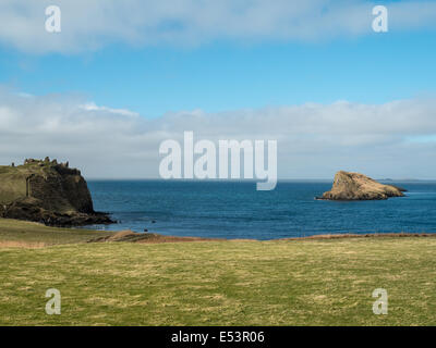 Duntulm rovine del castello affacciato sul mare Foto Stock