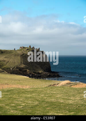 Duntulm rovine del castello affacciato sul mare Foto Stock