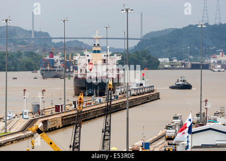 Nave che lascia Miraflores Locks, Panama Canal Foto Stock