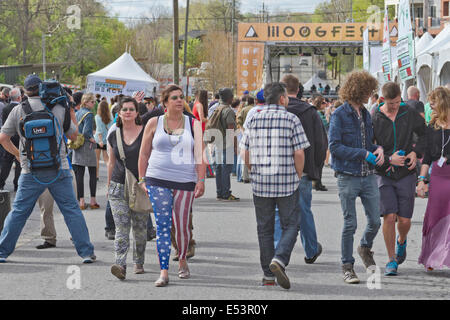 ASHEVILLE, North Carolina, Stati Uniti d'America - 25 Aprile 2014: le persone si radunano al Moogfest Music Festival il 25 aprile 2014 nel centro cittadino di ceneri Foto Stock