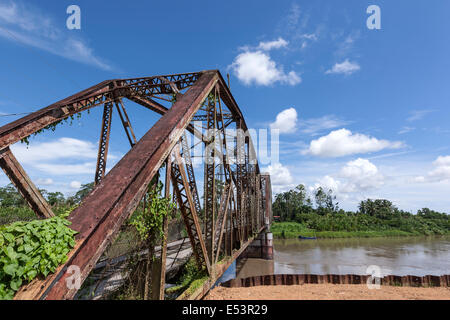 Un elevato ex ferrovia grado e malsicuro ponte collega Guabito a Sixaola. Varcare il confine tra Costa Rica e Panama Foto Stock