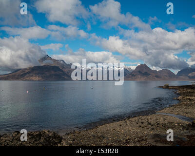 Vista del Cuillin Hills attraverso il mare da Elgol Foto Stock